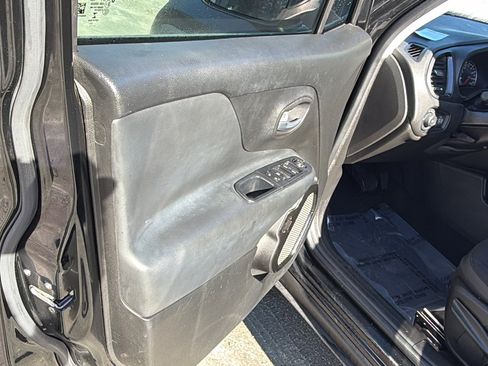 Used 2018 Jeep Renegade Altitude w/ UConnect 8.4 Nav Group image 14