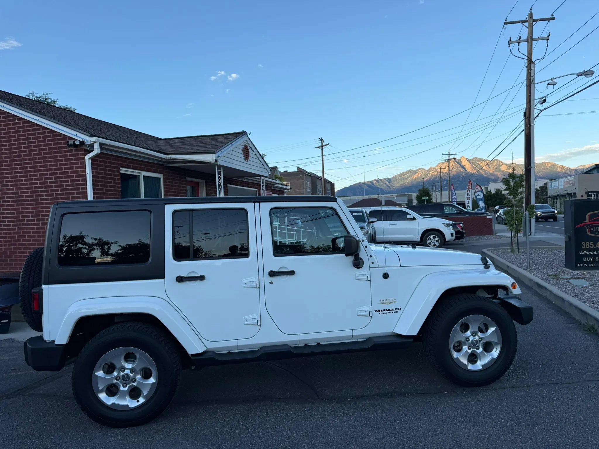 Used 2015 Jeep Wrangler Unlimited Sahara w/ Connectivity Group AWD/4WD image 4