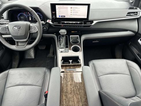 Used 2025 Toyota Sienna Limited image 14