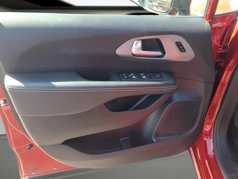Used 2025 Chrysler Pacifica Select FWD image 8