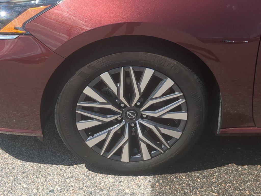 Used 2025 Nissan Altima 2.5 SV FWD image 9