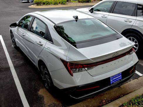 Used 2025 Hyundai Elantra SEL FWD image 18
