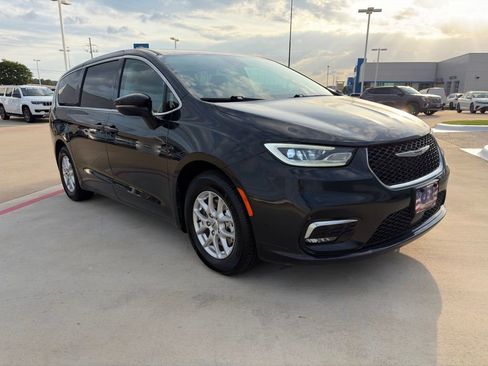 Used 2023 Chrysler Pacifica Touring-L FWD image 4