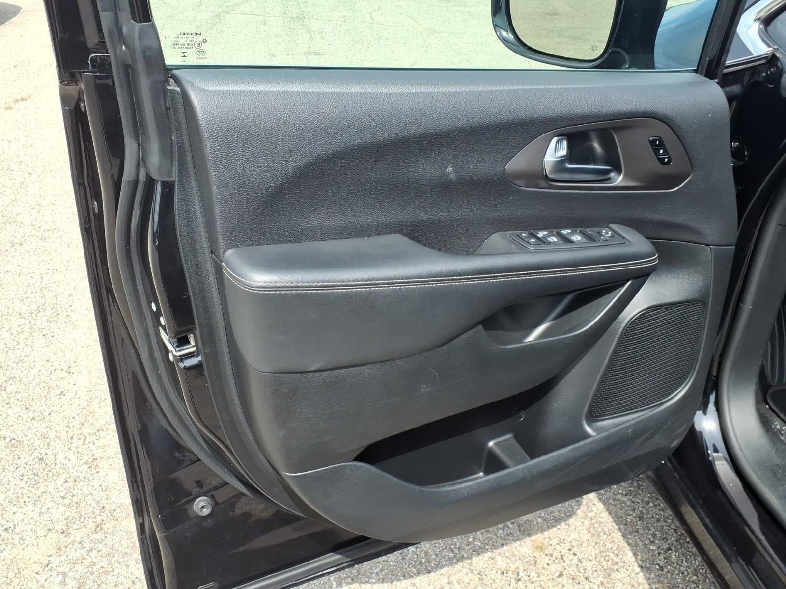Used 2025 Chrysler Pacifica Select FWD image 9