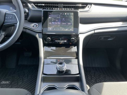 Used 2025 Jeep Grand Cherokee Laredo X w/ Trailer Tow Package image 19