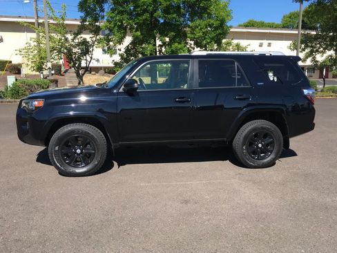 Used 2018 Toyota 4Runner SR5 AWD/4WD image 3