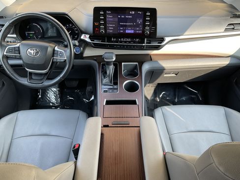 Used 2024 Toyota Sienna XLE image 19