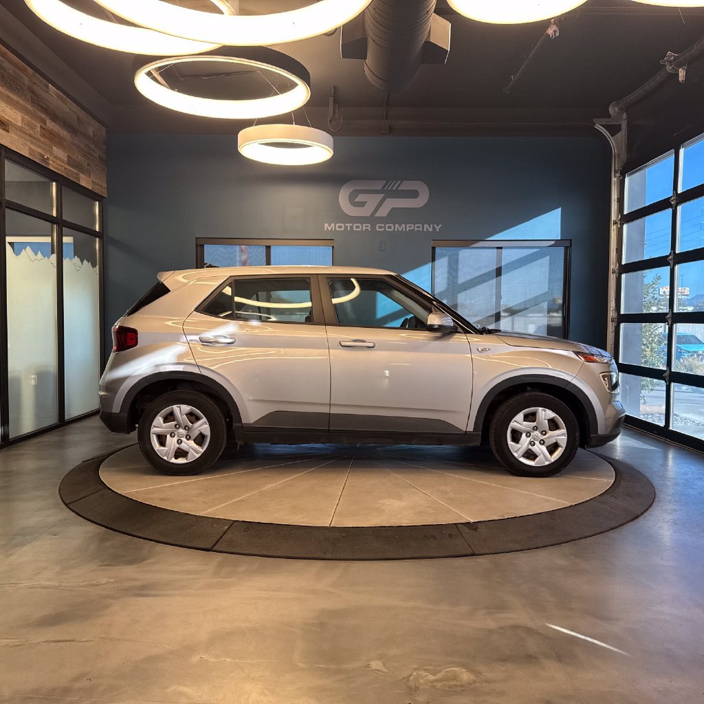 Used 2020 Hyundai Venue SE FWD image 2