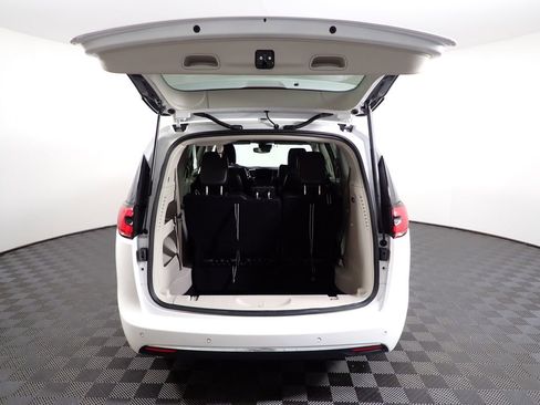 Used 2023 Chrysler Pacifica Touring-L FWD image 16