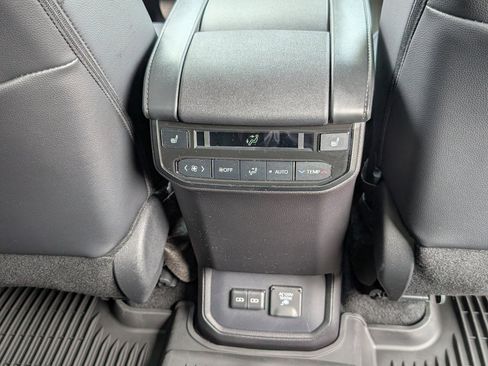 Used 2024 Toyota Highlander Platinum AWD/4WD image 8