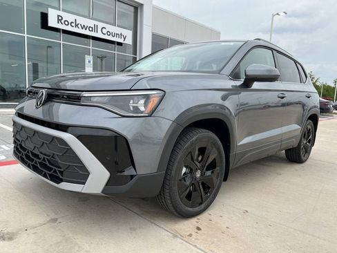 New 2025 Volkswagen Taos SE image 2