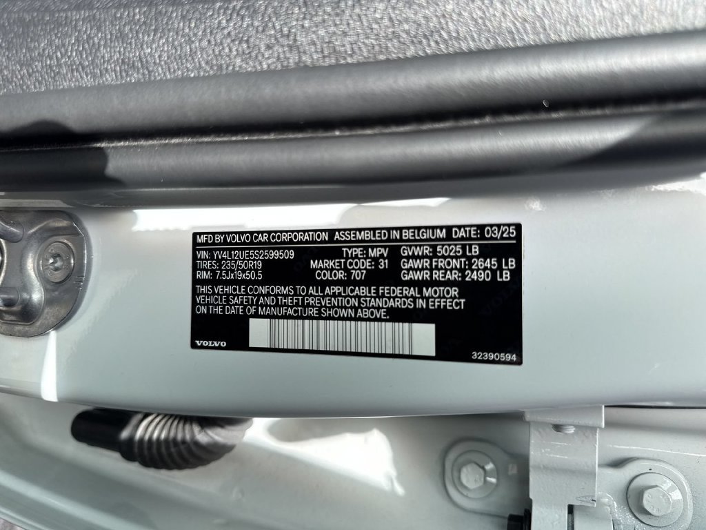 Used 2025 Volvo XC40 B5 Plus AWD/4WD image 24