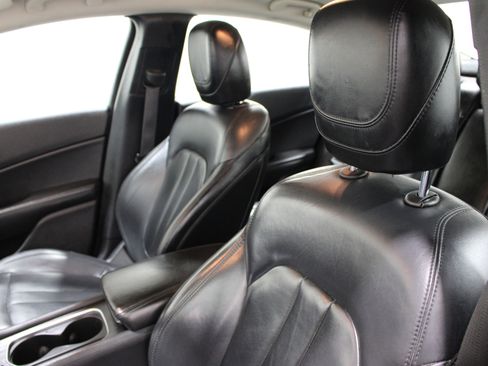 Used 2017 Chrysler 200 Limited Platinum FWD image 4