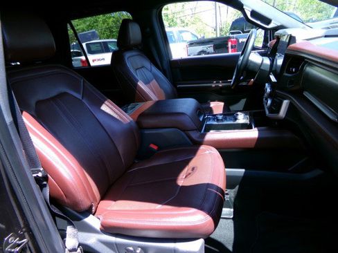 Used 2024 Ford Expedition Limited AWD/4WD image 11