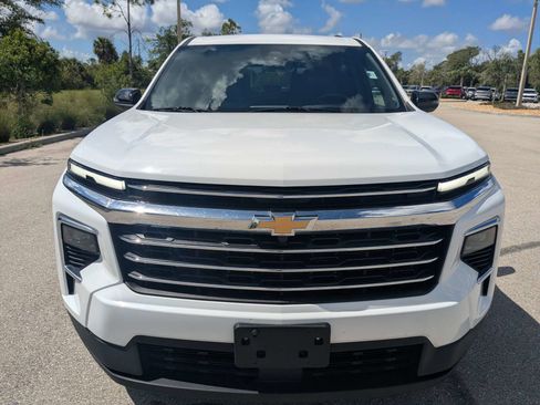 Used 2025 Chevrolet Traverse LT FWD image 3