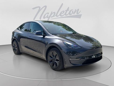 Used 2024 Tesla Model Y Long Range AWD/4WD image 3