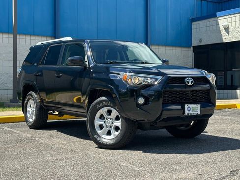 Used 2017 Toyota 4Runner SR5 AWD/4WD image 3