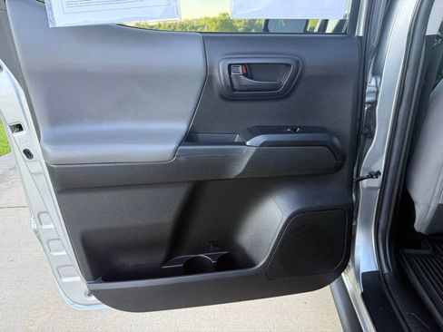 Used 2022 Toyota Tacoma SR w/ SR Convenience Package RWD image 11