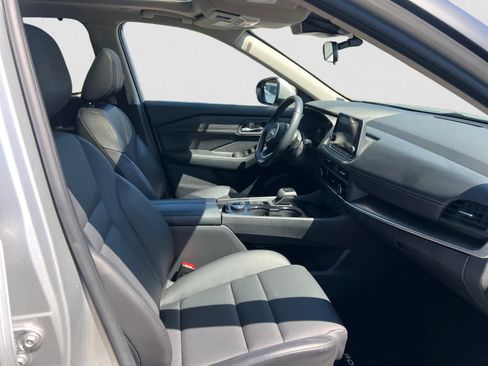 Used 2024 Nissan Rogue SV w/ SV Premium Package image 10