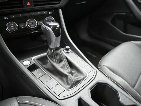 Used 2022 Volkswagen Jetta SE w/ Panoramic Sunroof Package FWD image 5