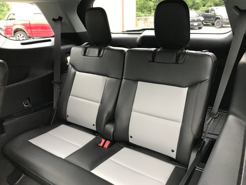 Used 2022 Ford Explorer XLT w/ Equipment Group 202A AWD/4WD image 30