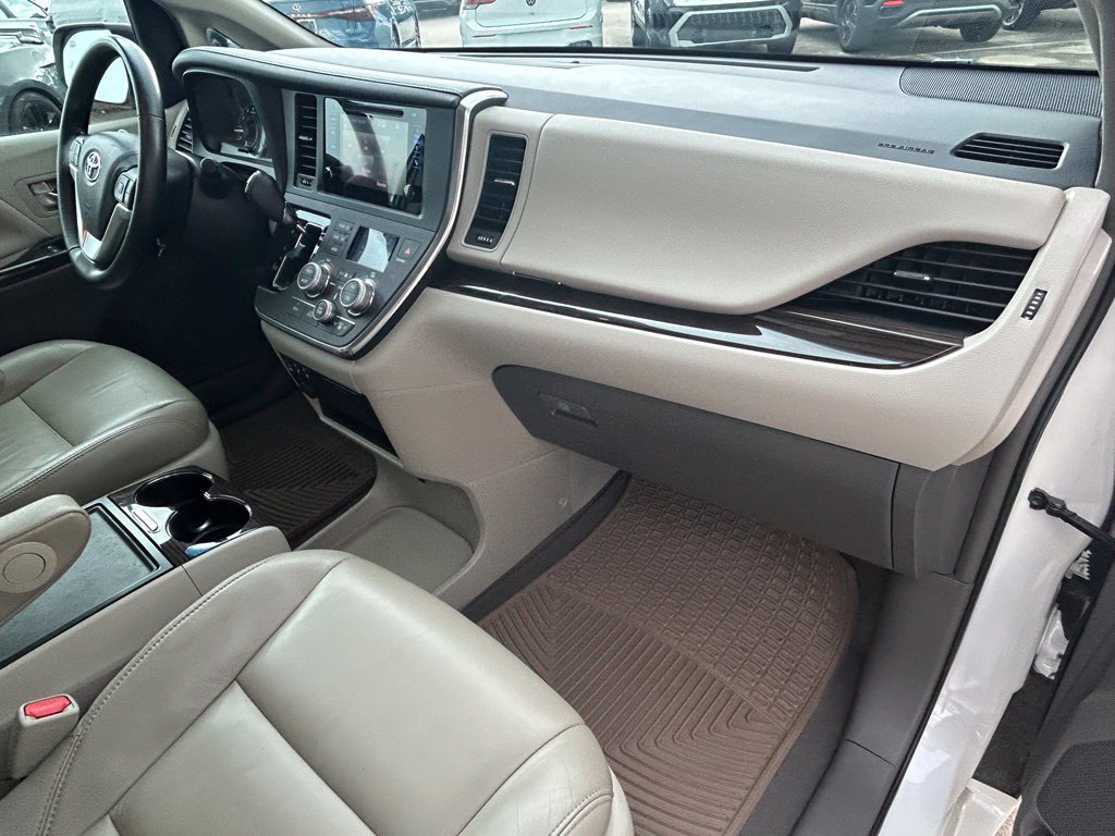 Used 2016 Toyota Sienna XLE FWD image 38