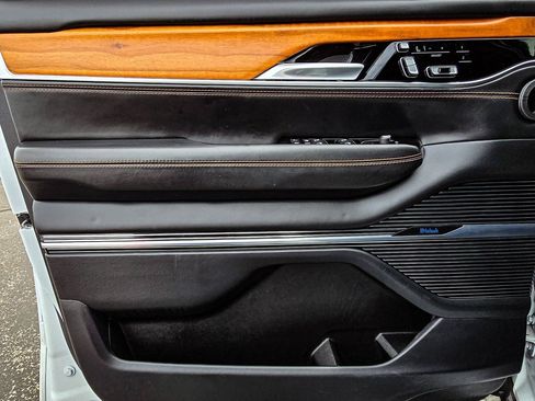 Used 2022 Jeep Grand Wagoneer Series III image 11