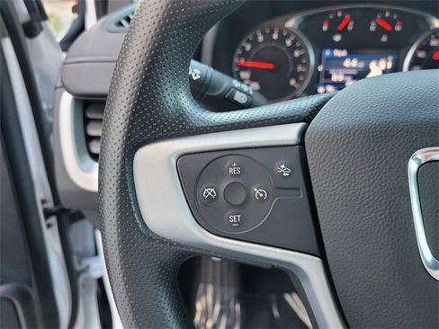 Used 2024 GMC Terrain SLE w/ Driver Convenience Package image 29