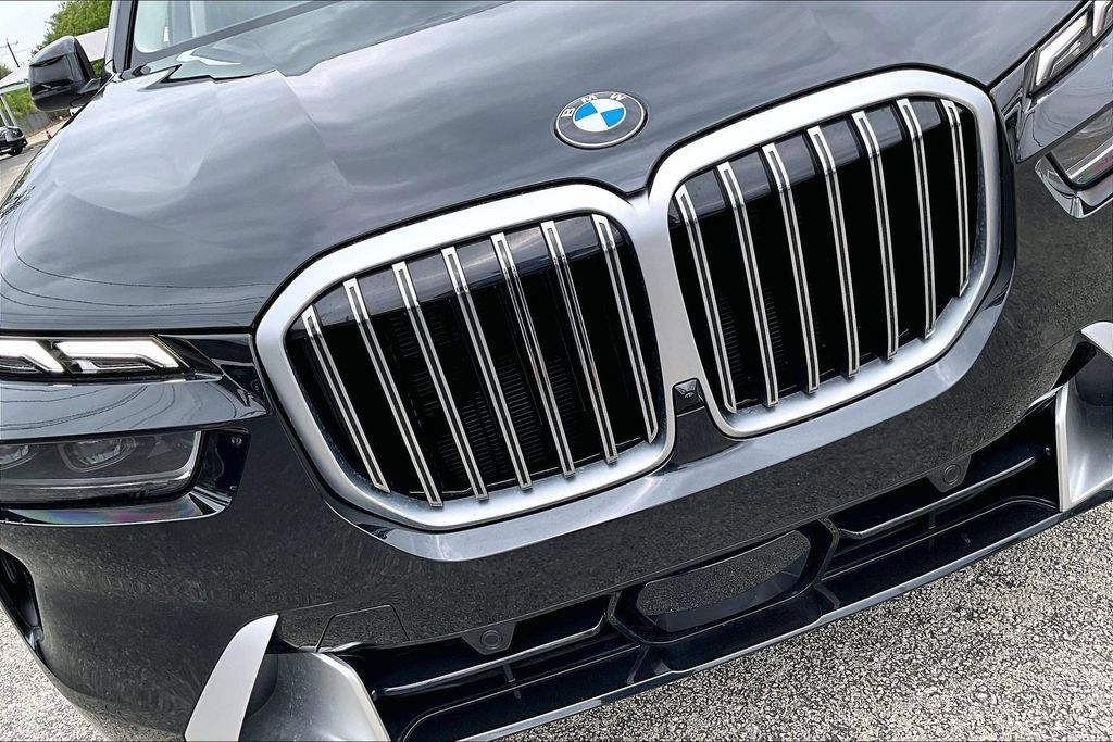 Used 2025 BMW X7 xDrive40i w/ Climate Comfort Package AWD/4WD image 39