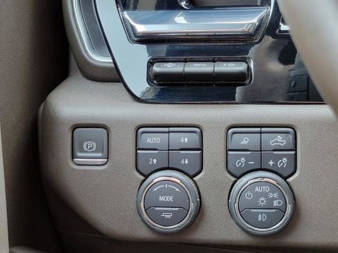 Used 2024 Chevrolet Silverado 1500 LTZ w/ Technology Package AWD/4WD image 14