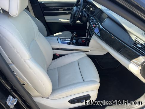 Used 2013 BMW 750i image 17