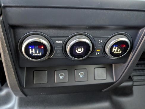 Used 2025 Land Rover Defender 110 X-Dynamic SE image 14