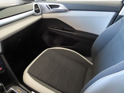 New 2026 Volkswagen Taos SE FWD image 20