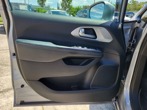 Used 2019 Chrysler Pacifica Touring-L Plus w/ Advanced Safetytec Group FWD image 15