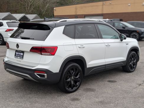 Used 2024 Volkswagen Taos SE w/ Panoramic Sunroof Package image 9