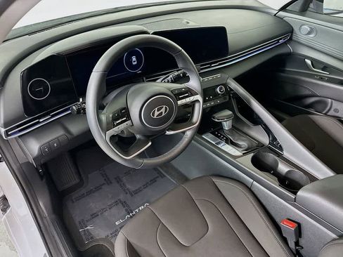 Used 2025 Hyundai Elantra SEL image 2