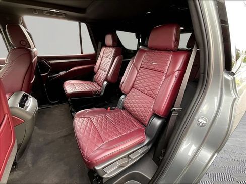 Used 2024 Cadillac Escalade ESV Premium Luxury AWD/4WD image 19
