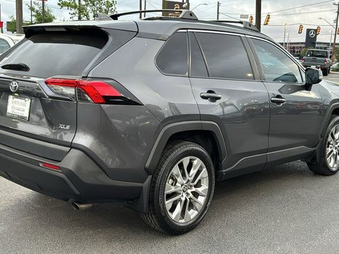 Used 2021 Toyota RAV4 XLE Premium image 8