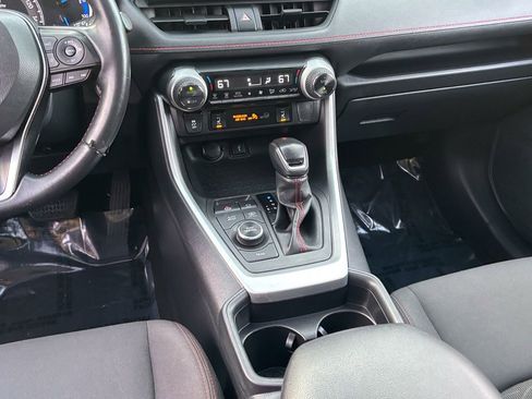 Certified 2021 Toyota RAV4 SE image 33