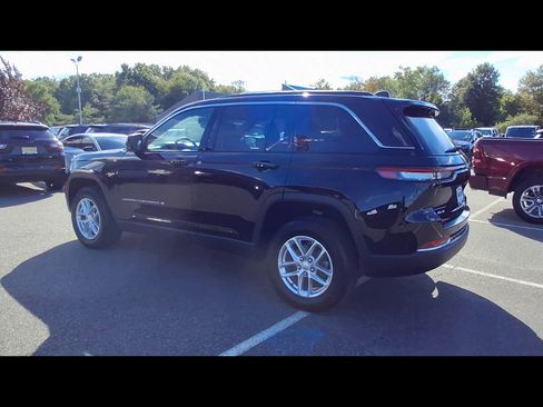 Used 2024 Jeep Grand Cherokee Laredo X AWD/4WD image 6