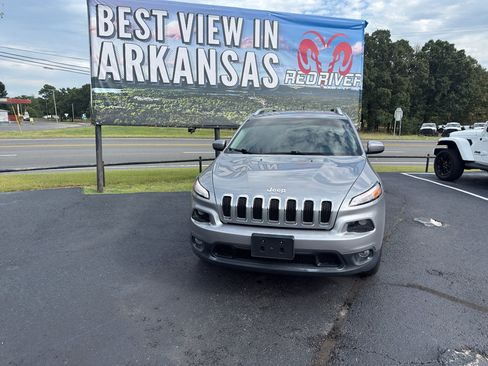 Used 2017 Jeep Cherokee Latitude w/ Cold Weather Group AWD/4WD image 2