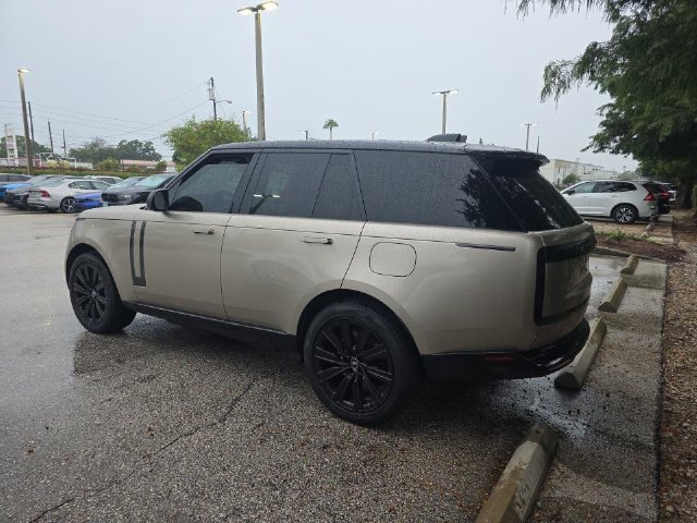 Used 2025 Land Rover Range Rover SE AWD/4WD image 4