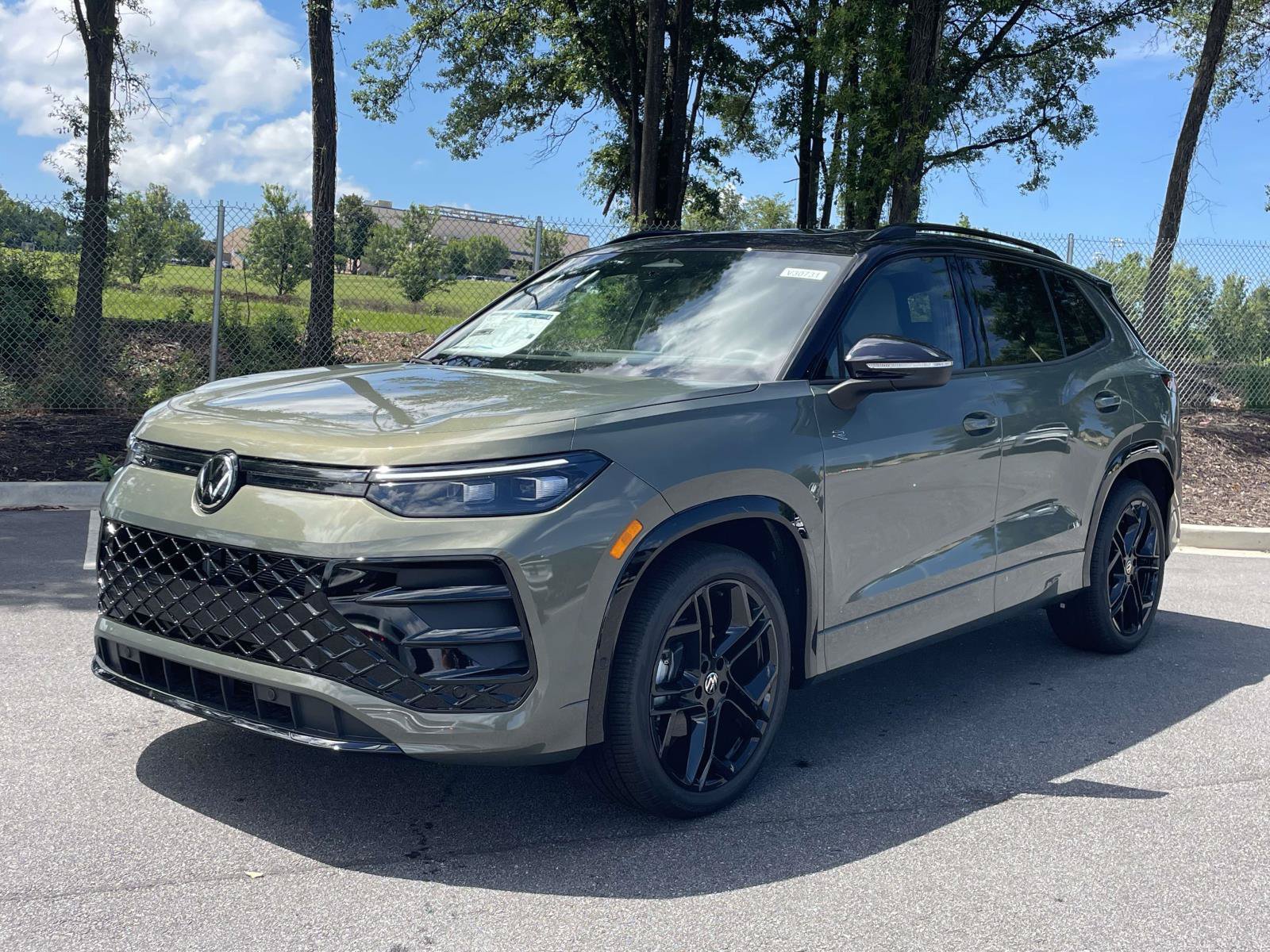 New 2026 Volkswagen Tiguan SE R-Line FWD image 3