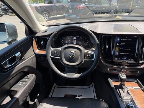 Used 2021 Volvo XC60 T5 Momentum AWD/4WD image 24