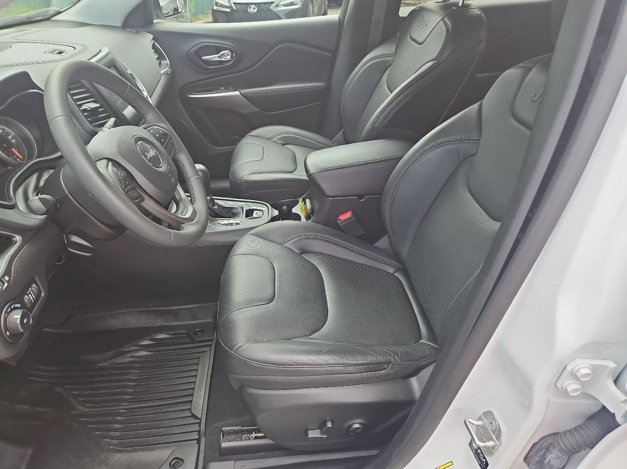 Used 2021 Jeep Cherokee Latitude Lux w/ Mopar Interior Package AWD/4WD image 11