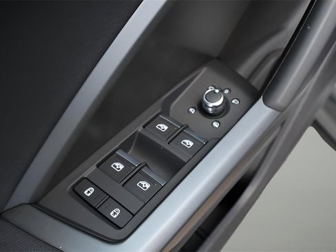 Used 2025 Audi Q3 2.0T Premium w/ Convenience Package image 9