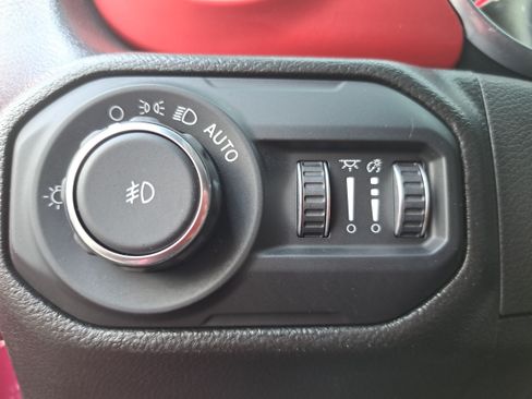 Used 2022 Jeep Wrangler Unlimited Rubicon w/ Cold Weather Group AWD/4WD image 23