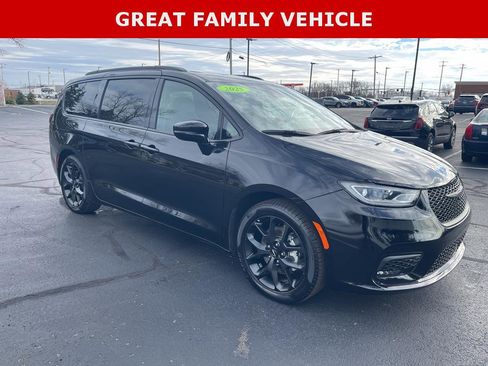 Used 2025 Chrysler Pacifica Limited image 5