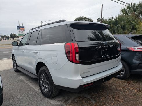 Certified 2025 Ford Expedition Active image 5