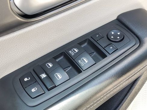 Used 2023 Chrysler Pacifica Touring-L FWD image 26